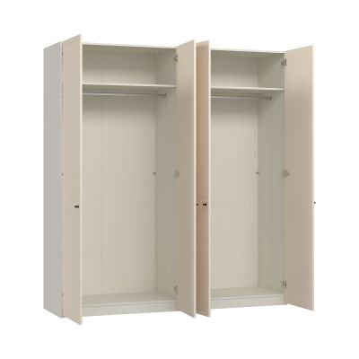 Kleiderschrank mit zwei geöffneten Drehtüren und Innenaufteilung mit Kleiderstangen