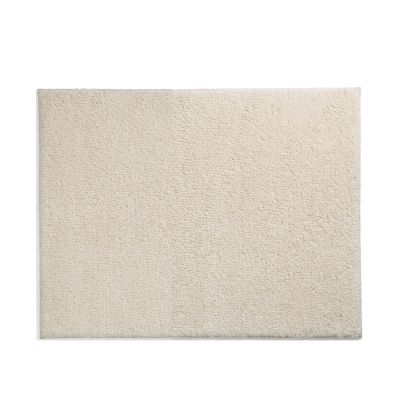 Freigestellte rechteckige Badematte in Sandbeige mit gleichmäßig strukturierter Oberfläche