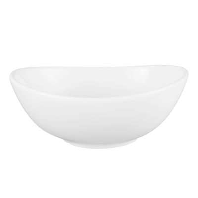 Schale in Weiß; oval mit geschwungenem Rand und kleinem Fuß. Ansicht: schräge Ansicht von vorn.