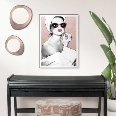 Das Wandbild „Fresh Beauty“ in Rosa, 50 × 70 cm, hängt in einem eingerichteten Wohnraum und zeigt die Größenwirkung an der Wand.