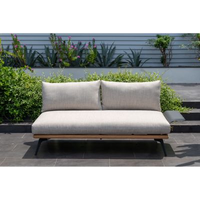Garten Sofa Element mit Sitzpolster, zwei Rückenpolstern und seitlicher Armauflage auf weißem Hintergrund