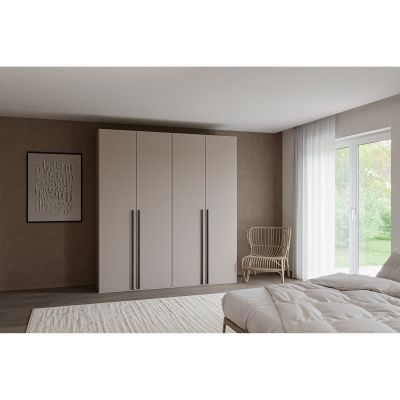 Viertüriger Kleiderschrank mit geschlossenen Türen in einem Schlafzimmer neben einem Bett und einem Fenster