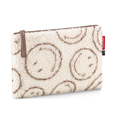 Reißverschlusstasche von Reisenthel, Modell Case 1, in Creme und Braun mit Smiley-Muster aus Teddyfleece, schräg von vorn mit Reißverschluss