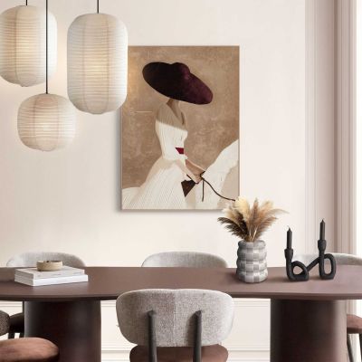 Das Wandbild „Elegant Rider“ in Beige, 50 × 70 cm, hängt in einem eingerichteten Wohnraum und zeigt die Größenwirkung an der Wand.