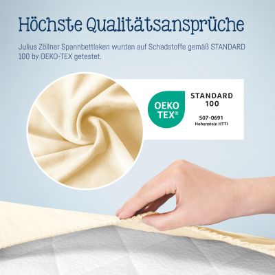 Ecrufarbenes Julius Zöllner Spannbettlaken mit OEKO-TEX STANDARD 100 Logo, Nahaufnahme der Stoffstruktur und einer Hand, die das Laken über eine Matratze zieht