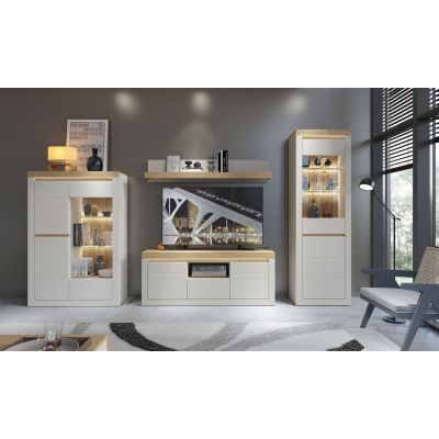 TV-Lowboard in Weiß und Eiche innerhalb einer modernen Wohnwand mit Vitrine, Highboard und Wandregal