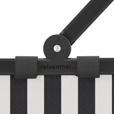 Detailansicht des schwarzen Tragegriffs und Rahmens am Carrybag Summerstripes Black mit gestreiftem Stoff