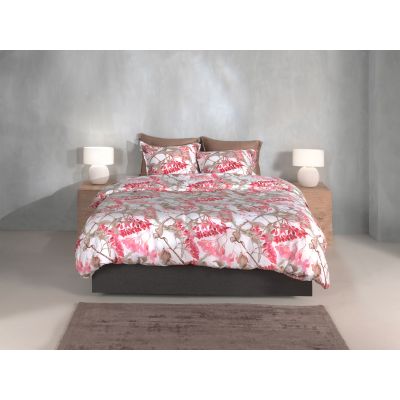 Bettwäsche Dario in White, 135 x 200 cm: bezogenes Bett in frontaler Schlafzimmerszene mit großen rosa Blüten und braunen Zweigen auf weißem Grund.