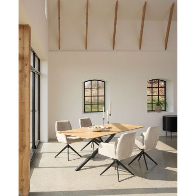 Moderner Essbereich mit rechteckigem Holztisch und schwarzem Kreuzgestell, kombiniert mit vier schwarzen Polsterstühlen auf hellem Teppich.