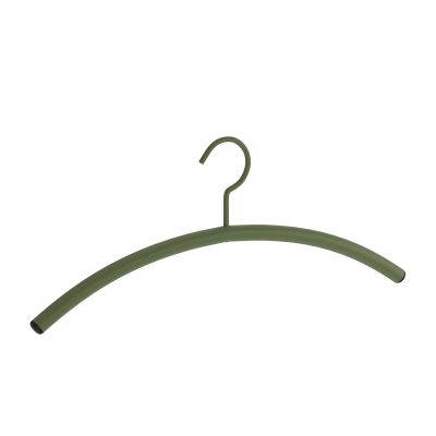 grüner Kleiderbügel aus Metall mit gebogener Form und mittigem Haken, freigestellt vor weißem Hintergrund