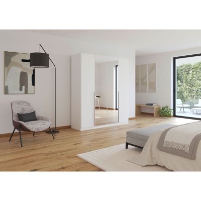 Moderner 4-türiger Kleiderschrank in Weiß mit durchgehender Spiegelfront in einem hellen Schlafzimmer mit Holzfußboden