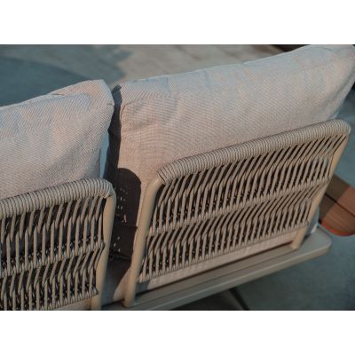 Detailansicht der Rückseite eines Outdoor Sofas mit geflochtener Rückenlehne und gepolsterten Rückenkissen.
