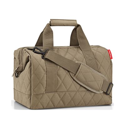 Reisetasche von Reisenthel, Modell Allrounder M, in Olivbeige mit rautenförmiger Steppung, schräg von vorn mit Tragegriffen und Schultergurt.