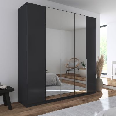 Grau-Metallicer Kleiderschrank mit Spiegeltüren in einem hellen modernen Schlafzimmer mit Holzfußboden