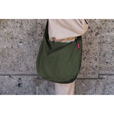 Reisenthel Schultertasche aus olivgrünem Cord getragen im Alltag