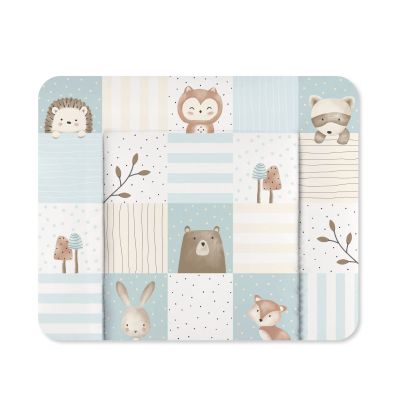 Wickelauflage in Blau-Beige mit Tiermotiven wie Igel, Fuchs, Bär und Hase im Patchwork-Design
