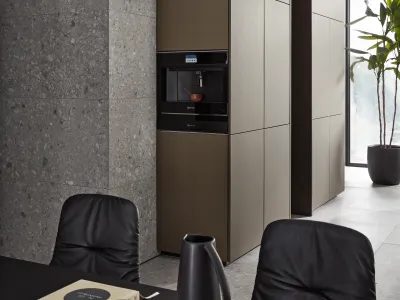 Detailaufnahme der Schrankfronten in Metall Bronze Softmatt mit integriertem Backofen bei Nolte Neo