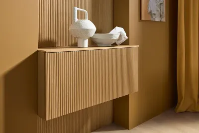 Detailaufnahme des Seitenregals der Nolte Neo Küche neoLODGE mit gerillten Eichenfronten und Eichenoberflächen