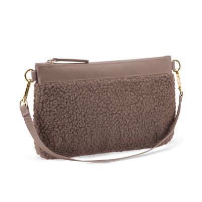 Kleine Umhängetasche von Reisenthel, Modell Mini Pouch, in Schokoladenbraun aus Teddyfleece, schräg von vorn mit Schultergurt und Reißverschluss