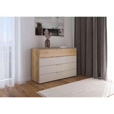 Kommode in Asteiche mit Fronten in Champagner, 4 Schubkästen, in einem Schlafzimmer-Milieu gezeigt.