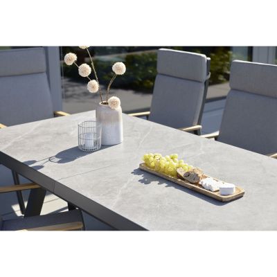 Detailansicht der Tischplatte eines Gartentisches mit Servierbrett