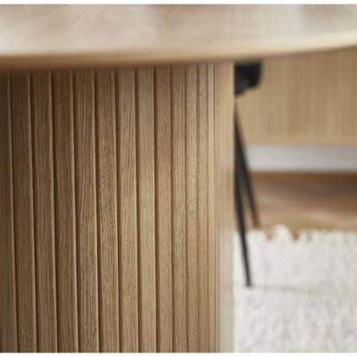 Nahaufnahme eines Tischfußes mit vertikaler Lamellenstruktur aus Eichenholz, modernes Design mit natürlicher Holzmaserung