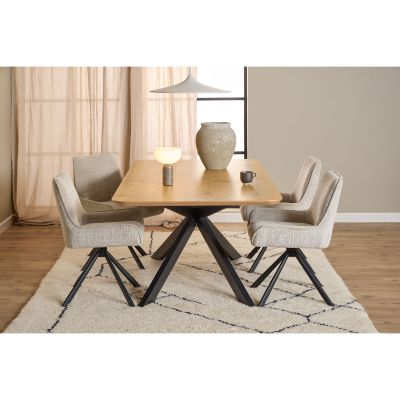 Beige Esszimmerstühle mit schwarzem Gestell stehen an einem Esstisch in einem modern eingerichteten Wohnbereich