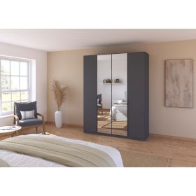 Grau-Metallicer Kleiderschrank mit Spiegeltüren in hellem Schlafzimmer mit Bett, Sessel und Fenster