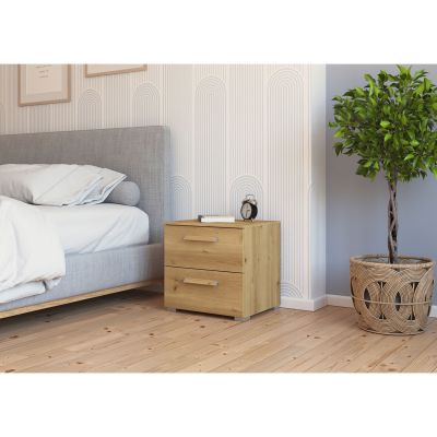 Nachttisch in Asteiche mit 2 Schubkästen, in einem Schlafzimmer-Milieu gezeigt.