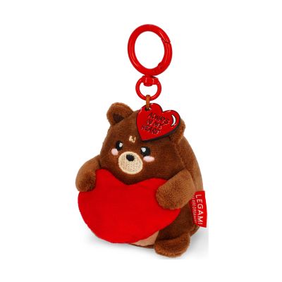Brauner Teddybär-Plüsch-Schlüsselanhänger mit rotem Herz, leicht seitlich mit Schlüsselring gezeigt.