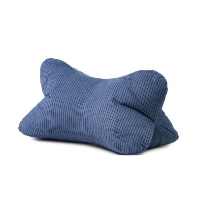 Geschwungen geformtes Lesekissen Modell Capri in Dunkelblau, ca. 40 × 25 cm.