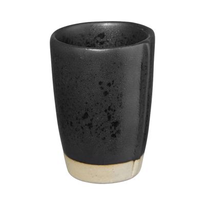 Becher Espresso der Serie Verana, Farbe Schwarz matt, freigestellt auf hellem Hintergrund.