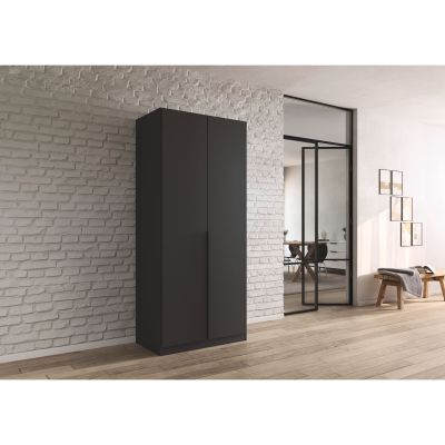 Grau-Metallicer 2-türiger Kleiderschrank in moderner Wohnumgebung mit Holzfußboden und heller Ziegelwand