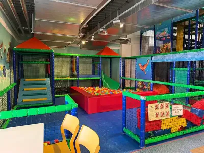 Bällebad mit Rutsche und Spielturm im Kinderland