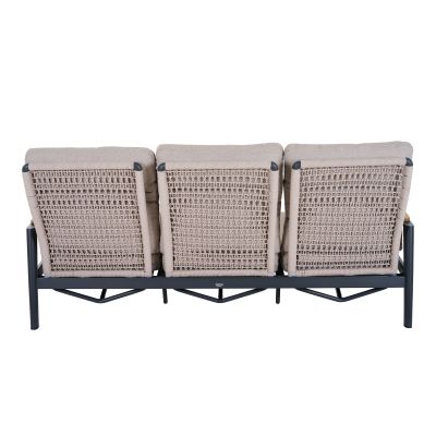 Rückansicht eines Sofas mit drei Sitzflächen, geflochtener Rückseite aus hellem Seilgeflecht und schwarzem Metallrahmen.