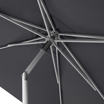 Ansicht des Schirmgestänges und des Knickmechanismus eines dunkelgrauen Sonnenschirms mit silbernem Mast.