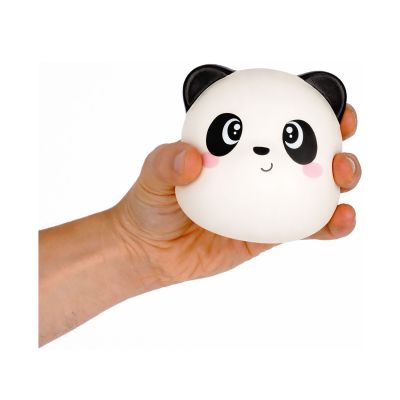 Runde Antistress-Figur im Panda-Design, in einer Hand gehalten und leicht zusammengedrückt gezeigt.