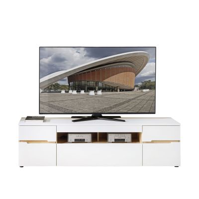 Frontansicht eines weißen TV-Lowboards. Auf dem Lowboard steht ein großer Fernseher. Links liegt ein Buch. Unter der Ablagefläche befinden sich zwei offene Gerätefächer sowie geschlossene Türen und eine große mittige Klappe.