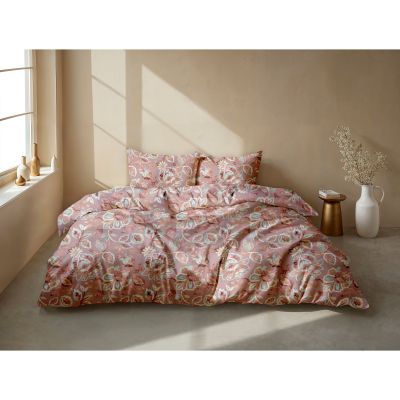 Bettwäsche Franca in Pink, 135 x 200 cm: bezogenes Bett in seitlicher Schlafzimmerszene mit ornamentalem Blumenmuster in Rosa-, Rot-, Beige- und Türkistönen.