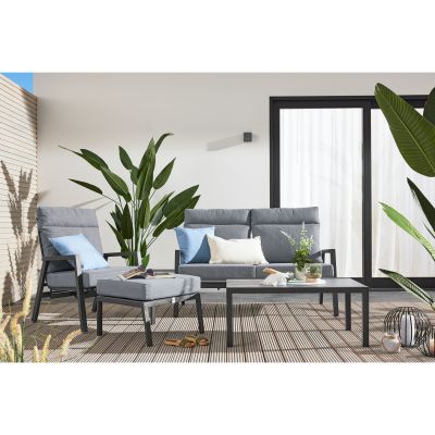 Gartenhocker im Einsatz als Teil einer Sitzgruppe auf einer Terrasse