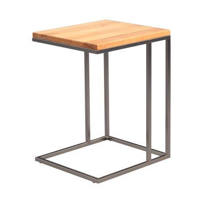 Quadratischer Beistelltisch mit heller Holzplatte und schwarzem, eckigem Metallgestell auf weißem Hintergrund