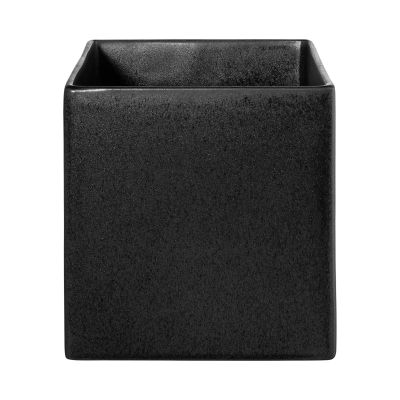 Übertopf der Serie Quadro, Farbe Schwarz matt, freigestellt auf hellem Hintergrund.