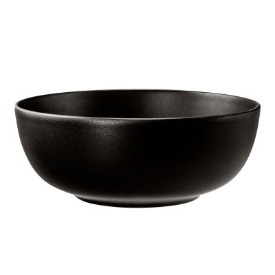 Schale in Mattschwarz; rund, tief und bauchig. Ansicht: schräge Ansicht von vorn.