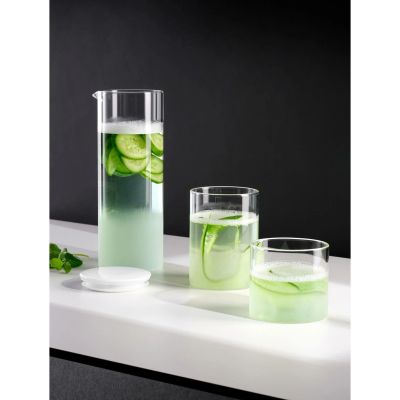 Arrangierte Szene: Longdrinkglas der Serie Opal, Farbe Weiß matt zusammen mit Getränken und Geschirr arrangiert.