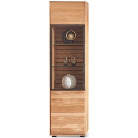 Innenansicht der Vitrine Musterring Set One Jackson mit Glasböden und strukturierter Rückwand für dekorative Elemente