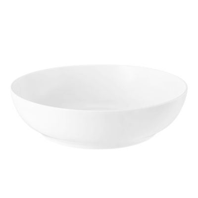 Schale in Weiß; schräge Ansicht von vorn. Sichtbare Gestaltung: rund und flach mit gerader Wandung.