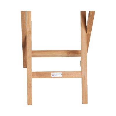 Unteransicht eines Holztischs mit klappbarem Gestell
