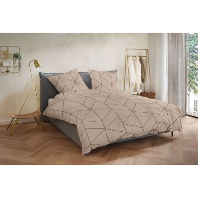 Doppelbett mit braun-beiger Mako-Satin-Bettwäsche und feinem geometrischem Linienmuster; Größe 135 x 200 cm.