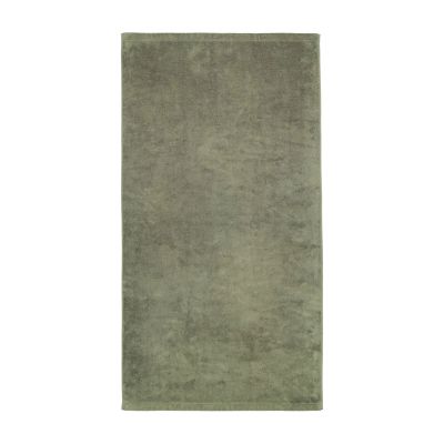 Duschtuch in der Farbe Field, flach auf weißem Hintergrund gezeigt; gleichmäßige Frotteeoberfläche und saubere Säume sind sichtbar.