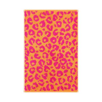 Gästetuch in der Farbe Pink mit Leopardenmuster in kräftigem Pink und Orange, flach und vollständig auf weißem Hintergrund gezeigt.